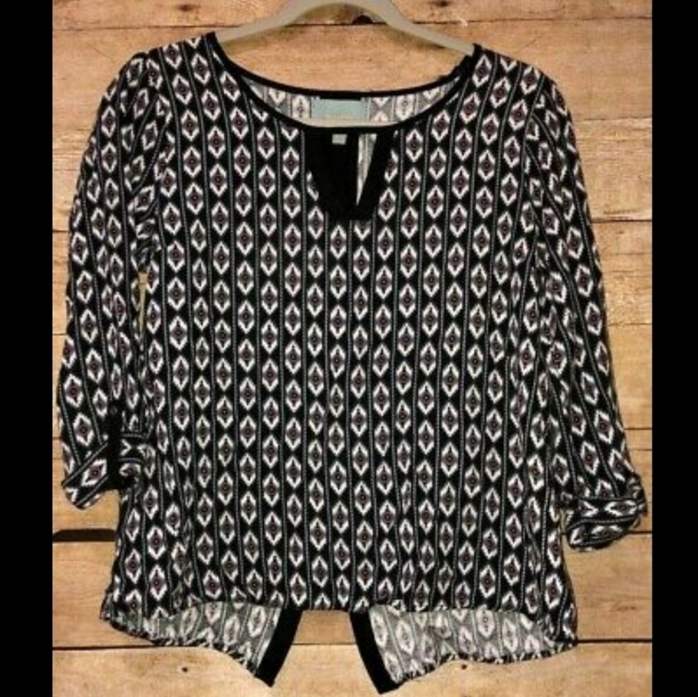 Skies Are Blue Geometric Top Black White Small